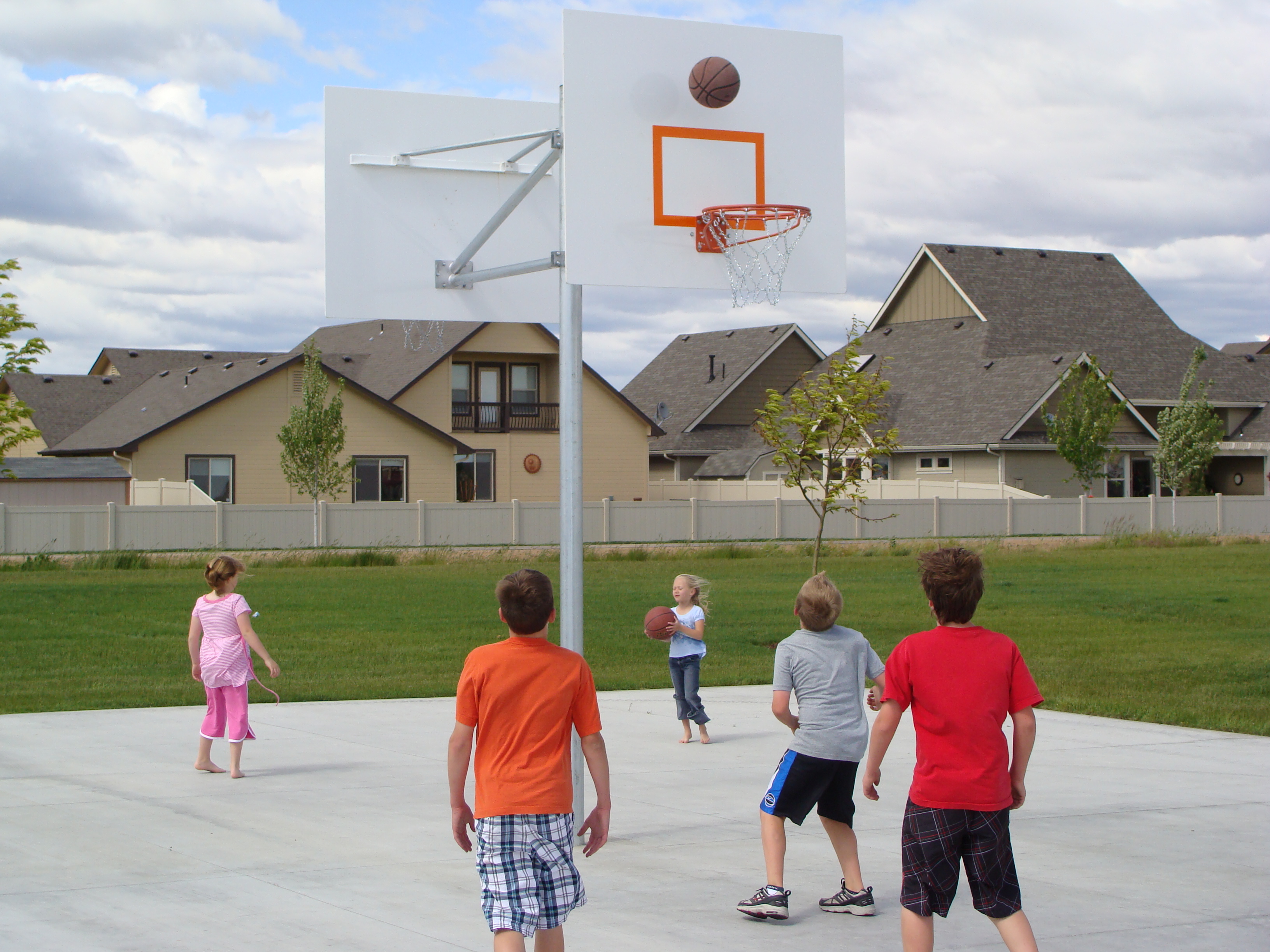 kids playing basketball at Renaissance Park